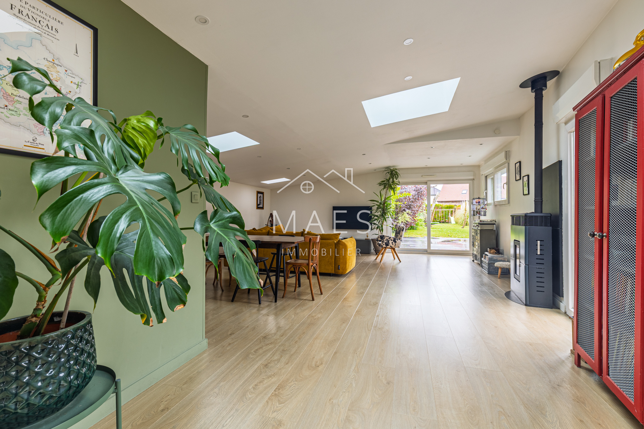 Magnifique bâtisse rénovée avec grand jardin + garage – Semi plain-pied 4 chambres