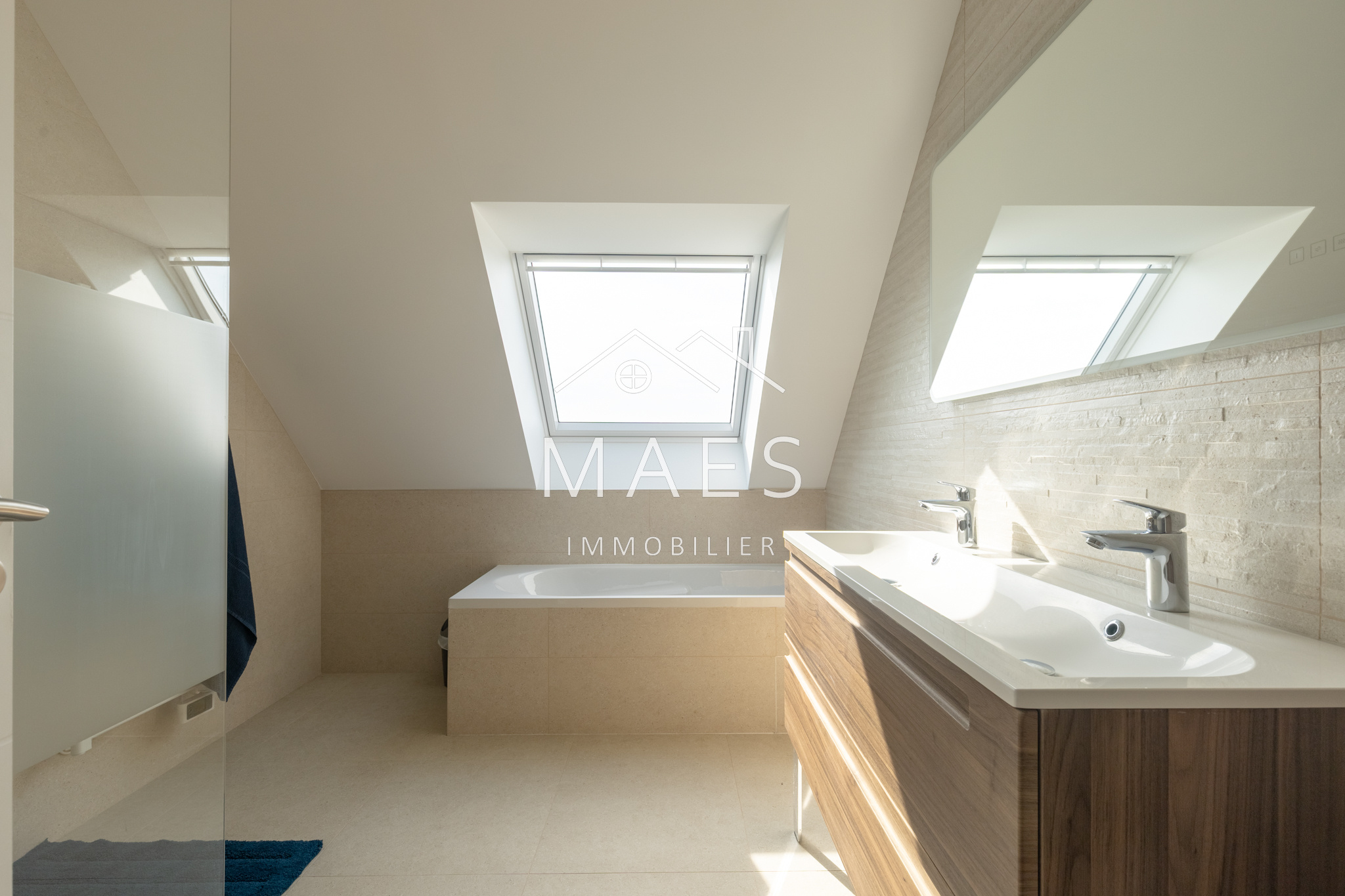 photo_19f83515353bf38690f4635282d1b690